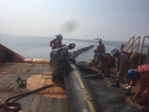 PHE ONWJ Bersihkan Ceceran Minyak di Pesisir Pantai Karawang