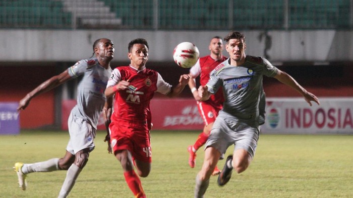 Pesepak bola Persija Jakarta Osvaldo Haay (kedua kanan) berusaha menerobos pertahanan Persib Bandung saat pertandingan Final Pertama Piala Menpora 2021 di Stadion Maguwoharjo, Sleman, Yogyakarta, Kamis (22/4/2021). Persija berhasil mengalahkan Persib dengan skor 2-0. ANTARA FOTO/Andreas Fitri Atmoko/aww.