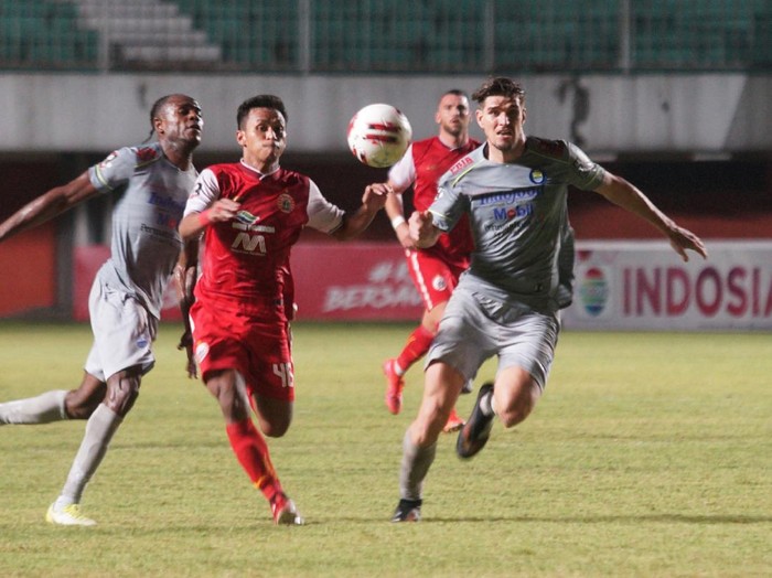 Pesepak bola Persija Jakarta Osvaldo Haay (kedua kanan) berusaha menerobos pertahanan Persib Bandung saat pertandingan Final Pertama Piala Menpora 2021 di Stadion Maguwoharjo, Sleman, Yogyakarta, Kamis (22/4/2021). Persija berhasil mengalahkan Persib dengan skor 2-0. ANTARA FOTO/Andreas Fitri Atmoko/aww.