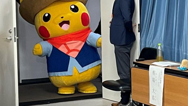 Gemasnya Pikachu Cosplay Jadi Peneliti di Jurassic Park