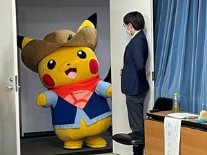 Gemasnya Pikachu Cosplay Jadi Peneliti di Jurassic Park