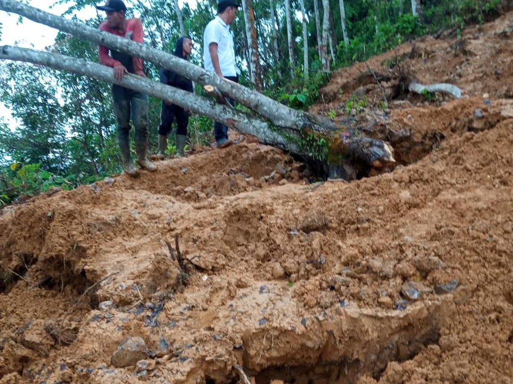 Polda Banten Bongkar Tambang Ilegal di Hutan Larangan Baduy Polda Banten Bongkar Tambang Ilegal di Hutan Larangan Baduy