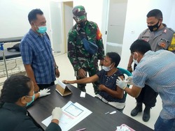 Polisi Kawal Vaksinasi Tahap I bagi Lansia di Sumbawa