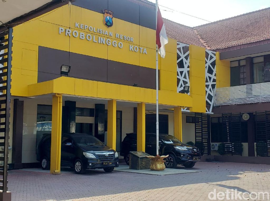 Peras Warga, Seorang Anggota Polres Probolinggo Kota dan 3 Orang LSM Diamankan Peras Warga, Seorang Anggota Polres Probolinggo Kota dan 3 Orang LSM Diamankan