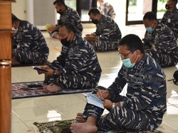 Prajurit TNI AL Gelar Doa Bersama untuk Keselamatan KRI Nanggala-402