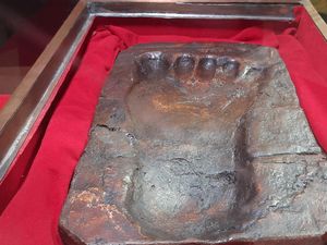 Melihat Artefak Peninggalan Nabi Muhammad di JIC Jakut, Ada Rambut-Alas Kaki