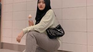 Gaya Putri Delina Saat Ngopi di Coffee Shop dan Makan Es Krim