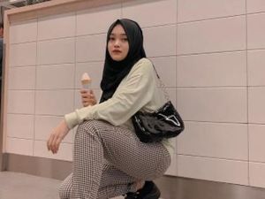 Gaya Putri Delina Saat Ngopi di Coffee Shop dan Makan Es Krim