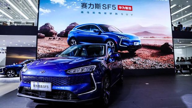 Mobil listrik Seres SF5 menggunakan teknologi Huawei HiCar.