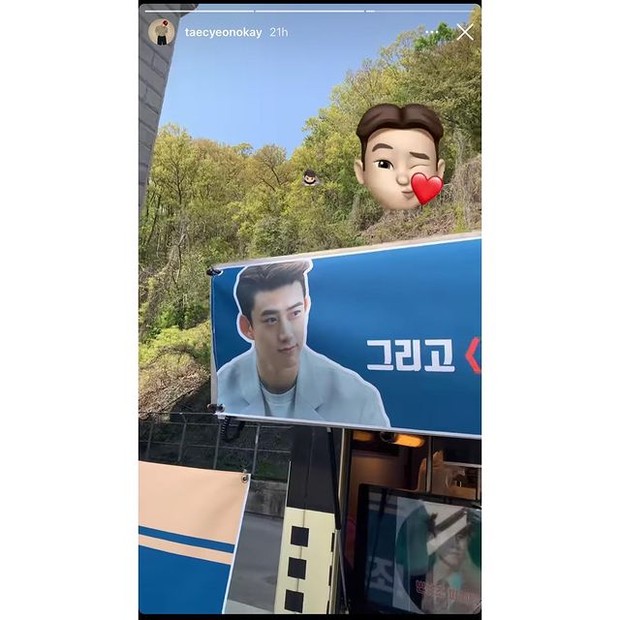 So Ji Sub kirim truk kopi untuk Song Joong Ki dan Taecyeon So Ji Sub kirim truk kopi untuk Song Joong Ki dan Taecyeon (foto: instagram.com/kworldfr)