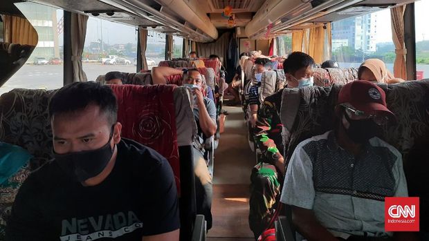 Suasana terminal Pulogebang, Jakarta Timur tampak sepi, Jumat (23/4).