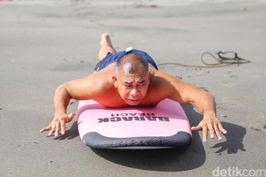 Surfing di Pantai Batu Mejan Canggu