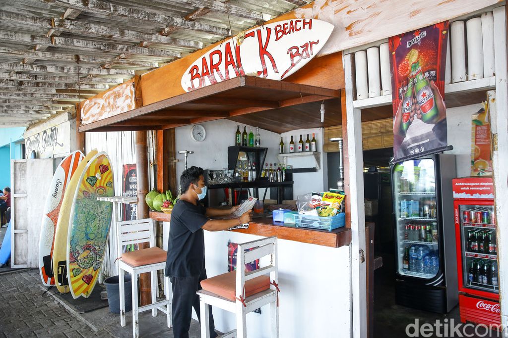 Surfing di Pantai Batu Mejan Canggu