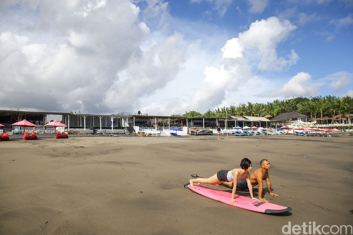 Surfing di Pantai Batu Mejan Canggu