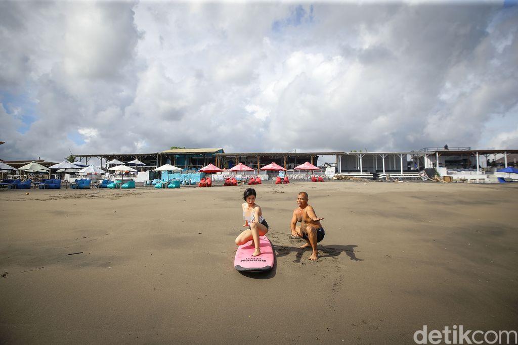 Surfing di Pantai Batu Mejan Canggu