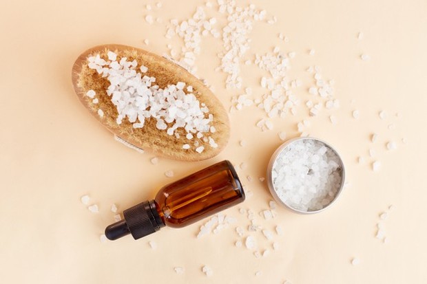 Tambahkan essential oil ke garam dan scrub/freepik.com untuk meningkatkan detoksifikasi, tambahkan beberapa tetes (minimal 10 tetes) minyak esensial ke satu ons garam atau scrub.