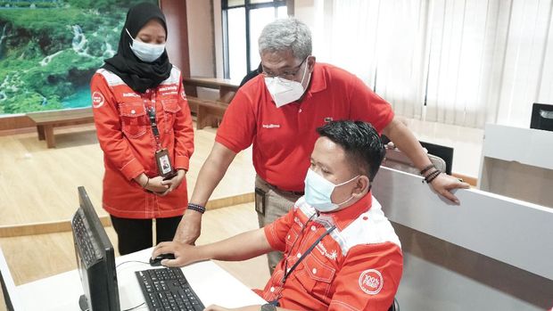 Direktur Network & IT Solution Telkom Herlan Wijanarko (tengah) melakukan peninjauan infrastruktur di Integrated Operating Center (IOC) Witel Sumsel, Kamis (22/4). Herlan menyampaikan apresiasi dan pesan semangat kepada seluruh karyawan dalam mengamankan dan memastikan kualitas layanan TelkomGroup, khususnya di bulan Ramadan dan menyambut Idul Fitri 1442 H.