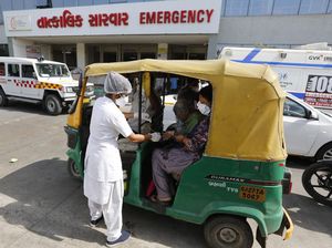 Ambulans Full, Pasien Corona India Dirawat Dalam Bajaj