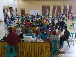 Vaksinasi Digelar Malam, Jaring Pelayan Publik-Lansia di Ciamis