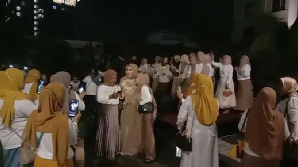 Potret Party Emak-emak Diiringi Bojo Anyar Bikin Gubsu Emosi