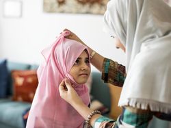 5 Hadits tentang Anak Yatim dan Anjuran Menyantuninya