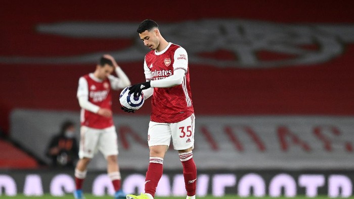 LONDON, ENGLAND - APRIL 23: Gabriel Martinelli of Arsenal looks dejected after conceding their sides first goal during the Premier League match between Arsenal and Everton at Emirates Stadium on April 23, 2021 in London, England. Sporting stadiums around the UK remain under strict restrictions due to the Coronavirus Pandemic as Government social distancing laws prohibit fans inside venues resulting in games being played behind closed doors. (Photo by Michael Regan/Getty Images)