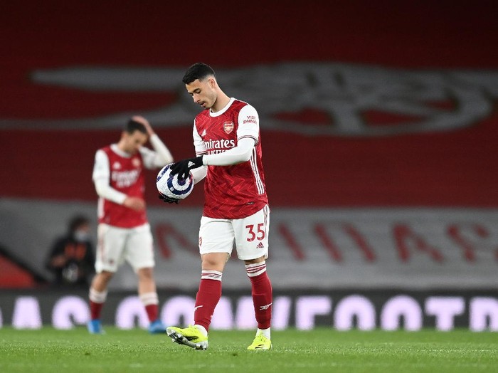 LONDON, ENGLAND - APRIL 23: Gabriel Martinelli of Arsenal looks dejected after conceding their side's first goal during the Premier League match between Arsenal and Everton at Emirates Stadium on April 23, 2021 in London, England. Sporting stadiums around the UK remain under strict restrictions due to the Coronavirus Pandemic as Government social distancing laws prohibit fans inside venues resulting in games being played behind closed doors. (Photo by Michael Regan/Getty Images)