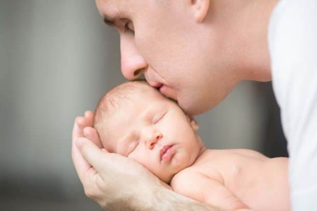 Bayi baru lahir/ Sumber: Freepik.com Ayah yang berusia di bawah 25 tahun lebih mungkin mengalami depresi pascanatal dibandingkan dengan ayah dengan usia yang lebih tua.
