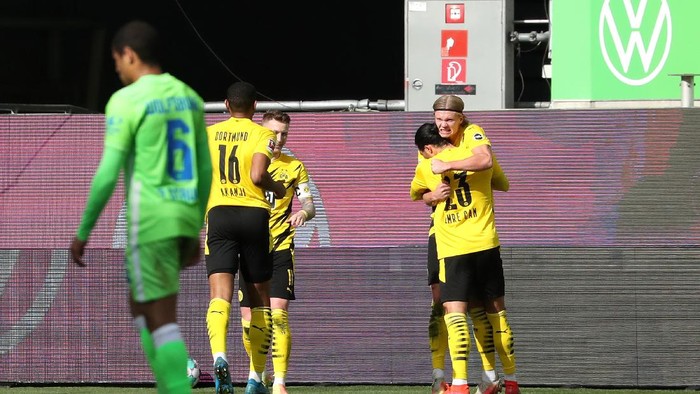 WOLFSBURG, GERMANY - APRIL 24: Erling Haaland of Borussia Dortmund  celebrates with Emre Can  after scoring their teams second goal  during the Bundesliga match between VfL Wolfsburg and Borussia Dortmund at Volkswagen Arena on April 24, 2021 in Wolfsburg, Germany. Sporting stadiums around Germany remain under strict restrictions due to the Coronavirus Pandemic as Government social distancing laws prohibit fans inside venues resulting in games being played behind closed doors.  (Photo by Focke Strangmann - Pool/Getty Images)