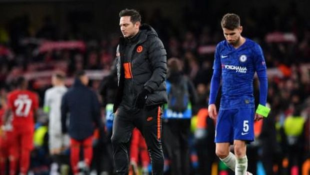 Chelsea's English head coach Frank Lampard and Chelsea's Italian midfielder Jorginho (R) react to their defeat on the pitch after the UEFA Champion's League round of 16 first leg football match between Chelsea and Bayern Munich at Stamford Bridge in London on February 25, 2020. - Bayern won the game 3-0. (Photo by Ben STANSALL / AFP)