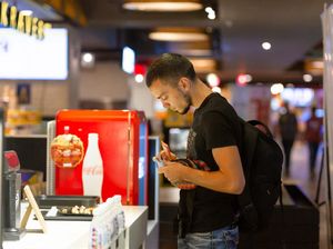 Dikira Muslim yang Tidak Puasa, Pria Ini Diperlakukan Kasar Saat Di Restoran