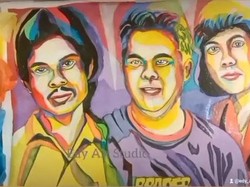 Lihat Proses Melukis dengan Limbah Plastik Ala Edy Suranta