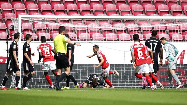 Mainzs Robin Quaison celebrates after scoring his sides second goal during the German Bundesliga soccer match between FSV Mainz and FC Bayern Munich in Mainz, Germany, Saturday, April 24, 2021. (AP Photo/dpa via AP)