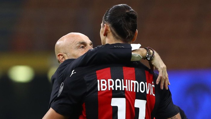 MILAN, ITALY - OCTOBER 17:  AC Milan coach Stefano Pioli embraces Zlatan Ibrahimovic at the end of the Serie A match between FC Internazionale and AC Milan at Stadio Giuseppe Meazza on October 17, 2020 in Milan, Italy.  (Photo by Marco Luzzani/Getty Images)