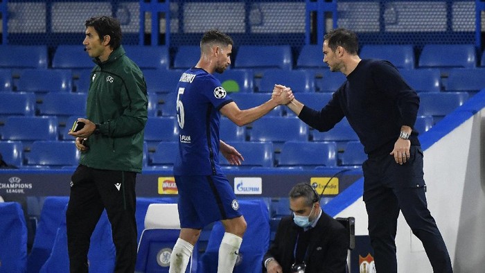LONDON, ENGLAND - OCTOBER 20: Frank Lampard, Manager of Chelsea interacts with Jorginho of Chelsea as he is substituted during the UEFA Champions League Group E stage match between Chelsea FC and FC Sevilla at Stamford Bridge on October 20, 2020 in London, England. Sporting stadiums around the UK remain under strict restrictions due to the Coronavirus Pandemic as Government social distancing laws prohibit fans inside venues resulting in games being played behind closed doors. (Photo by Toby Melville - Pool/Getty Images)