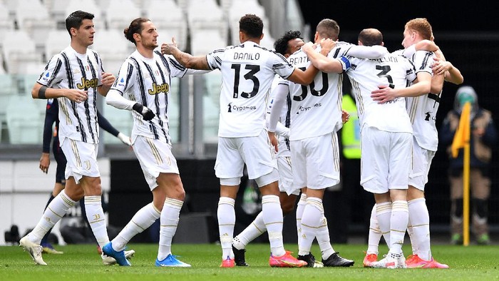TURIN, ITALY - APRIL 11: Dejan Kulusevski of Juventus celebrates with Danilo, Rodrigo Bentancur and Giorgio Chiellini after scoring their sides first goal during the Serie A match between Juventus  and Genoa CFC at Allianz Stadium on April 11, 2021 in Turin, Italy. Sporting stadiums around Italy remain under strict restrictions due to the Coronavirus Pandemic as Government social distancing laws prohibit fans inside venues resulting in games being played behind closed doors. (Photo by Valerio Pennicino/Getty Images)
