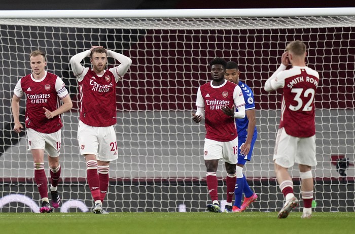 Liga Inggris Arsenal's Calum Chambers, second left, reacts after missing a chance to score during the English Premier League soccer match between Arsenal and Everton at the Emirates stadium in London, Friday, April 23, 2021. (John Walton/Pool via AP)