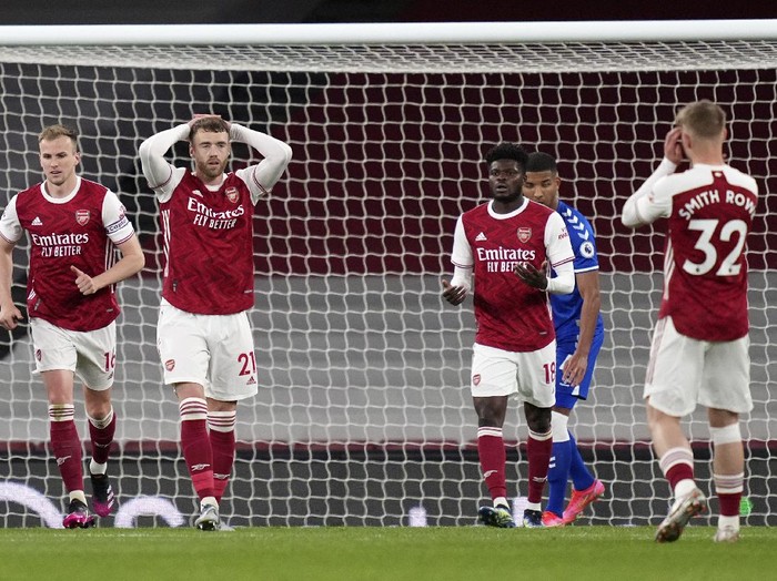 Arsenal's Calum Chambers, second left, reacts after missing a chance to score during the English Premier League soccer match between Arsenal and Everton at the Emirates stadium in London, Friday, April 23, 2021. (John Walton/Pool via AP)