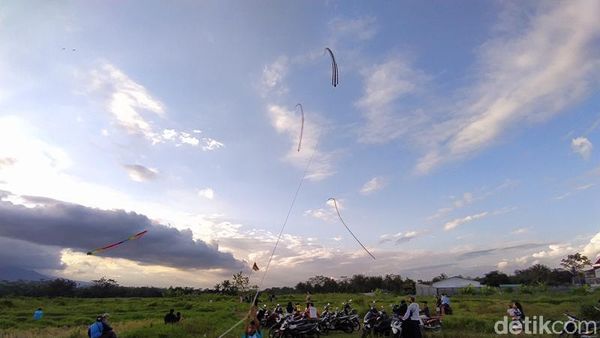 Foto Serunya Ngabuburit Sembari Menerbangkan Layang-layang