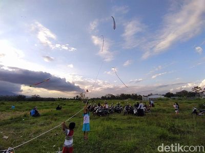 Foto Serunya Ngabuburit Sembari Menerbangkan Layang-layang