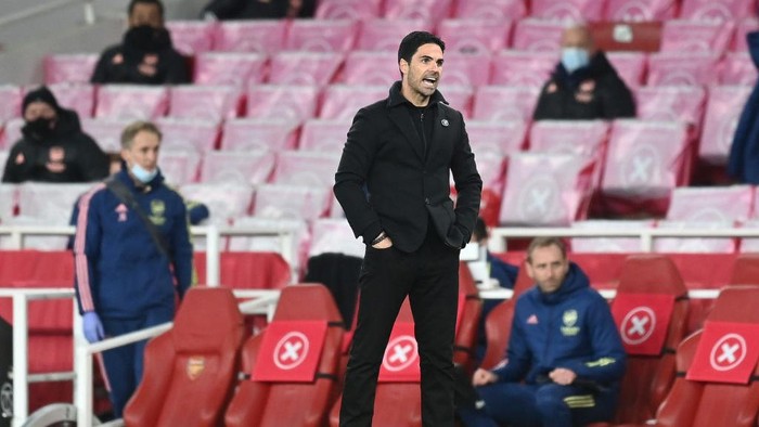 LONDON, ENGLAND - APRIL 23: Mikel Arteta, Manager of Arsenal gives instructions to their side during the Premier League match between Arsenal and Everton at Emirates Stadium on April 23, 2021 in London, England. Sporting stadiums around the UK remain under strict restrictions due to the Coronavirus Pandemic as Government social distancing laws prohibit fans inside venues resulting in games being played behind closed doors. (Photo by Michael Regan/Getty Images)