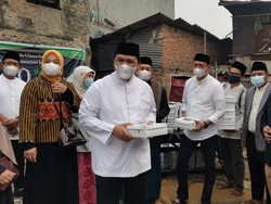 Bagi-bagi Takjil, MUI Jaktim Bawa Pesan Peran Ulama di Masyarakat