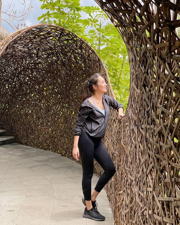 Niken Anjani/instagram.com/nikenanjanii Niken Anjani berolahraga saat hamil/instagram.com/nikenanjanii