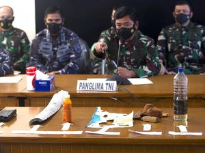 Sederet Kepingan dari KRI Nanggala-402 yang Tenggelam Sederet Kepingan dari KRI Nanggala-402 yang Tenggelam
