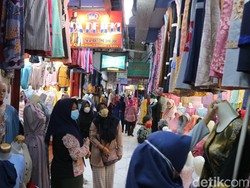 Lebaran Masih Jauh, Bisnis Busana Muslim di Pasar Ini Laris Manis!