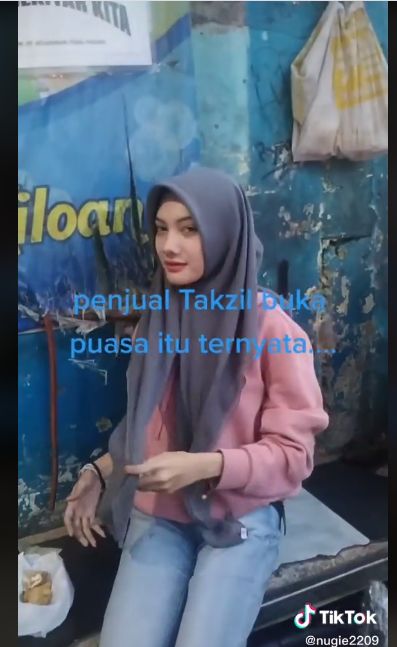 Salut! Perempuan Cantik Ini Tak Gengsi Bantu Ibunya Jualan Takjil