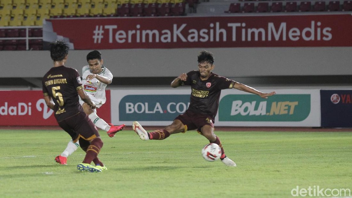 Aksi Irkham Mila saat mencetak gol penentu untuk PSS Sleman. (Foto: Pius Erlangga/detikcom)