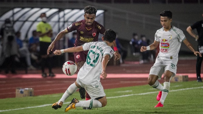 Pemain PSM Makassar Yakob Sayuri (kiri) berusaha melewati hadangan pemain PSS Sleman Derry Rachman (kedua kiri) pada Pertandingan perebutan tempat ke tiga Piala Menpora di Stadion Manahan, Solo, Jawa Tengah, Sabtu (24/4/2021). ANTARA FOTO/Mohammad Ayudha/foc.