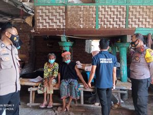 Percepat Vaksinasi Lansia, Polisi di NTB Jemput Bola ke Dusun Warga