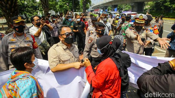 Polisi Bubarkan Aksi Dukungan Myanmar Jelang KTT ASEAN